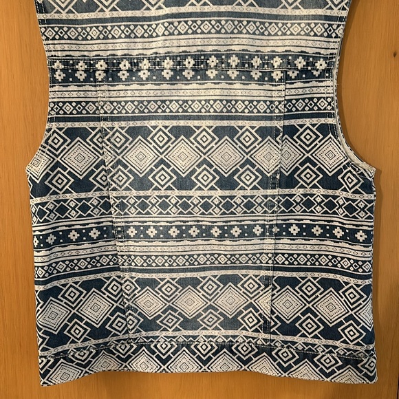 Forever 21 Women’s Studded Aztec Button Down Denim Vest New Blue Size Medium - Picture 9 of 9